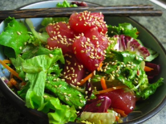 sesame seeds, sushi salad, raw tuna